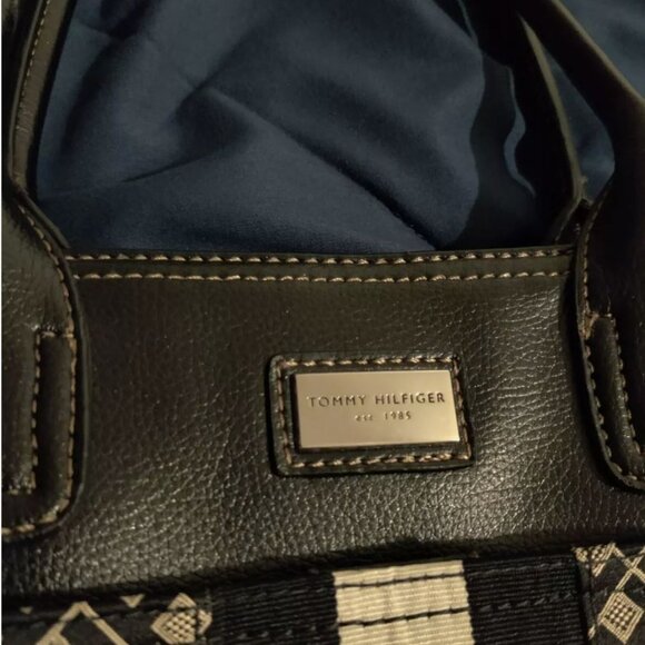 SOLD Tommy Hilfiger Logo Jacquard Leather Striped Tote Bag in Gray and Black - Picture 4 of 10